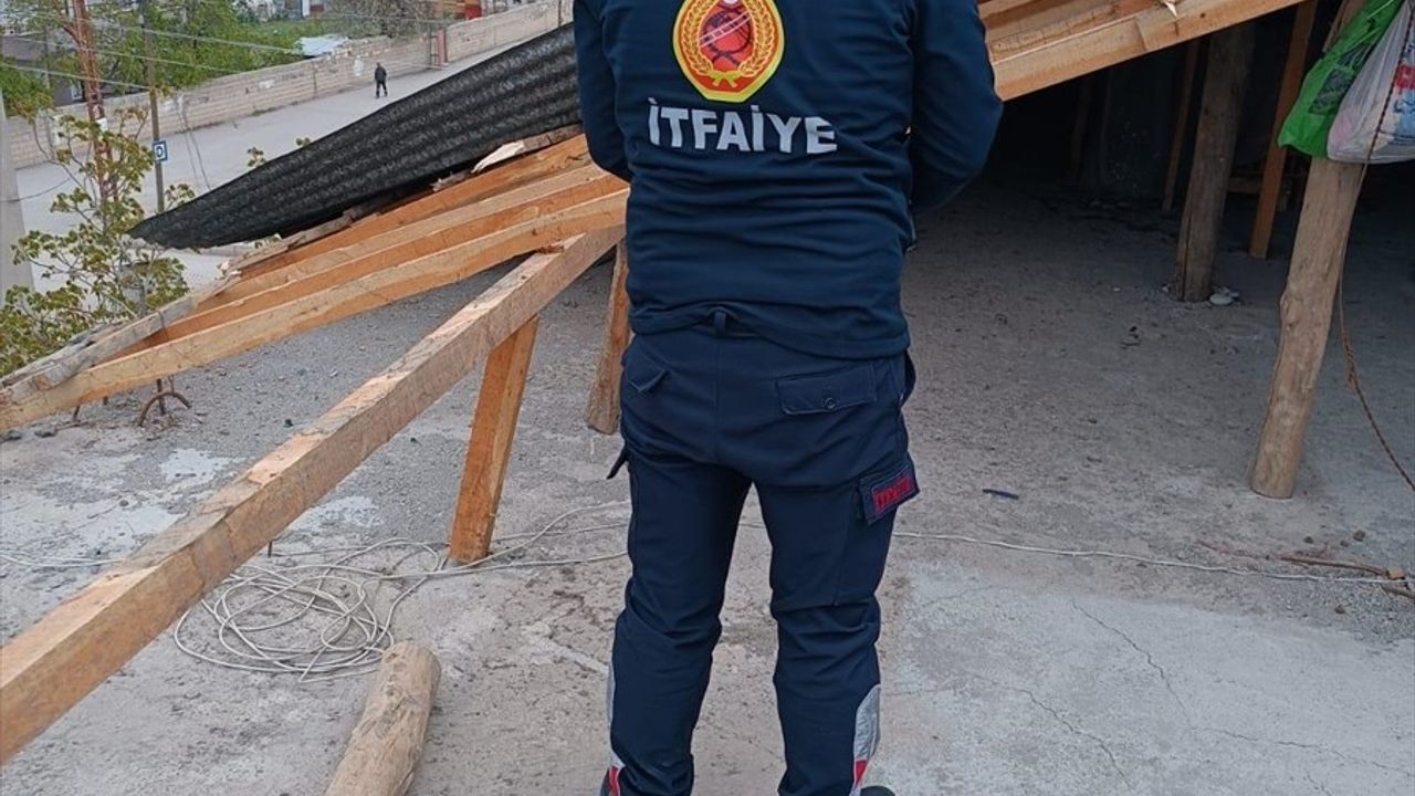 Van'da Şiddetli Rüzgar Sonrası Temizlik Çalışmaları