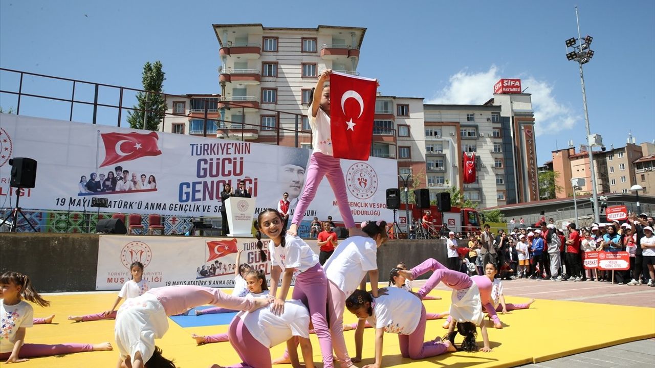 Van ve Çevre İl Yıldızları 19 Mayıs'ı Coşkuyla Kutladı