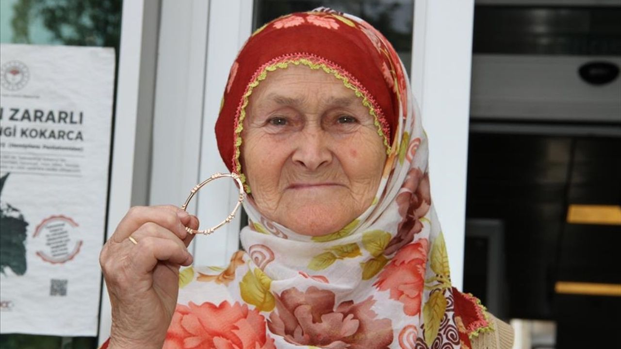 Yaşlı Kadından Örnek Davranış: Yolda Bulduğu Altın Bilekliği Teslim Etti