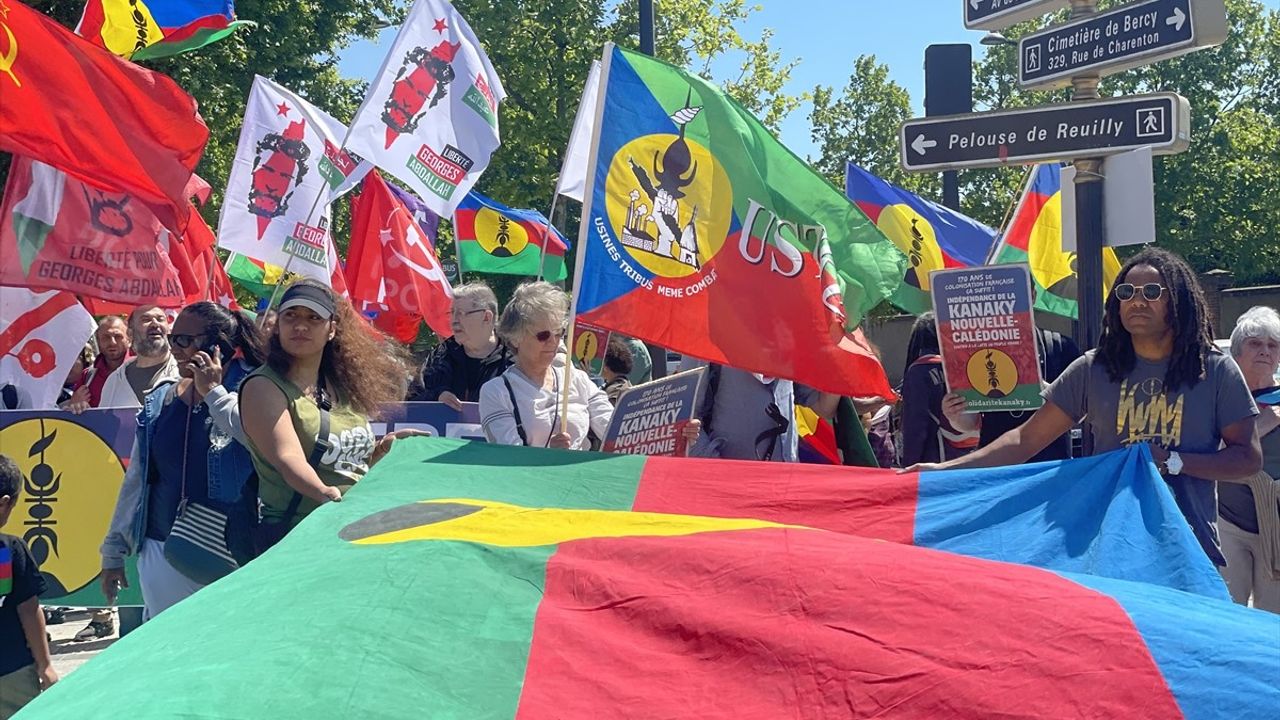 Yeni Kaledonya'nın Bağımsızlık Yanlıları İçin Paris'te Büyük Yürüyüş