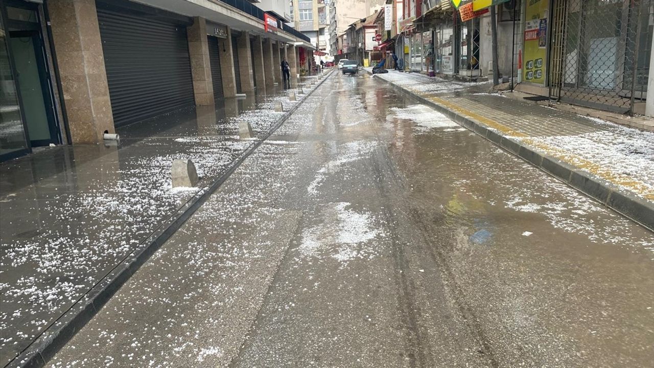 Yozgat'ta Dolu ve Sağanak Yağış Hayatı Olumsuz Etkiledi