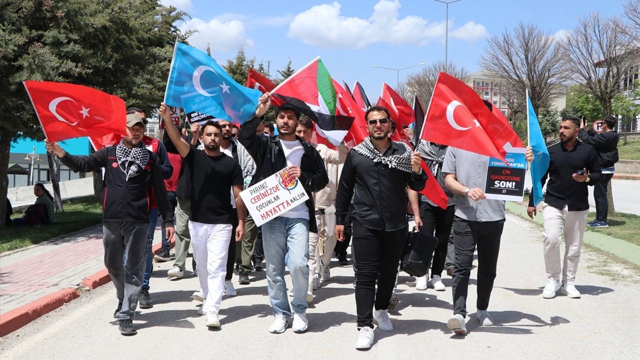 Yozgat'ta Öğrencilerden Gazze ve Doğu Türkistan'a Destek Yürüyüşü