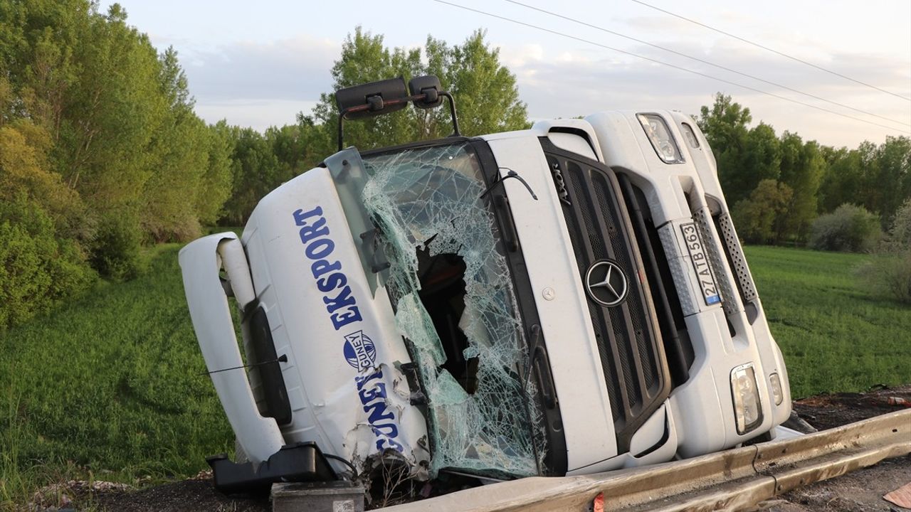Yozgat'ta Tır Devrildi: Bir Yaralı