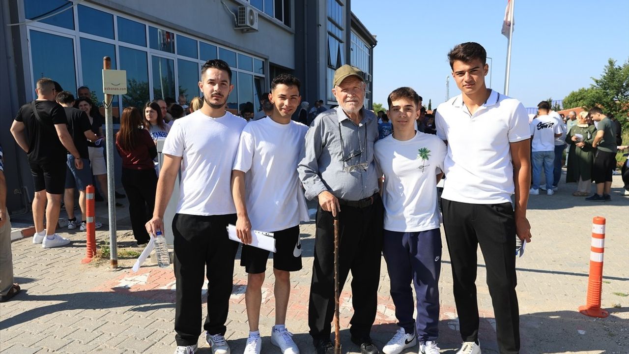 81 Yaşındaki Şevki Kılıç YKS'de Gençlere İlham Verdi