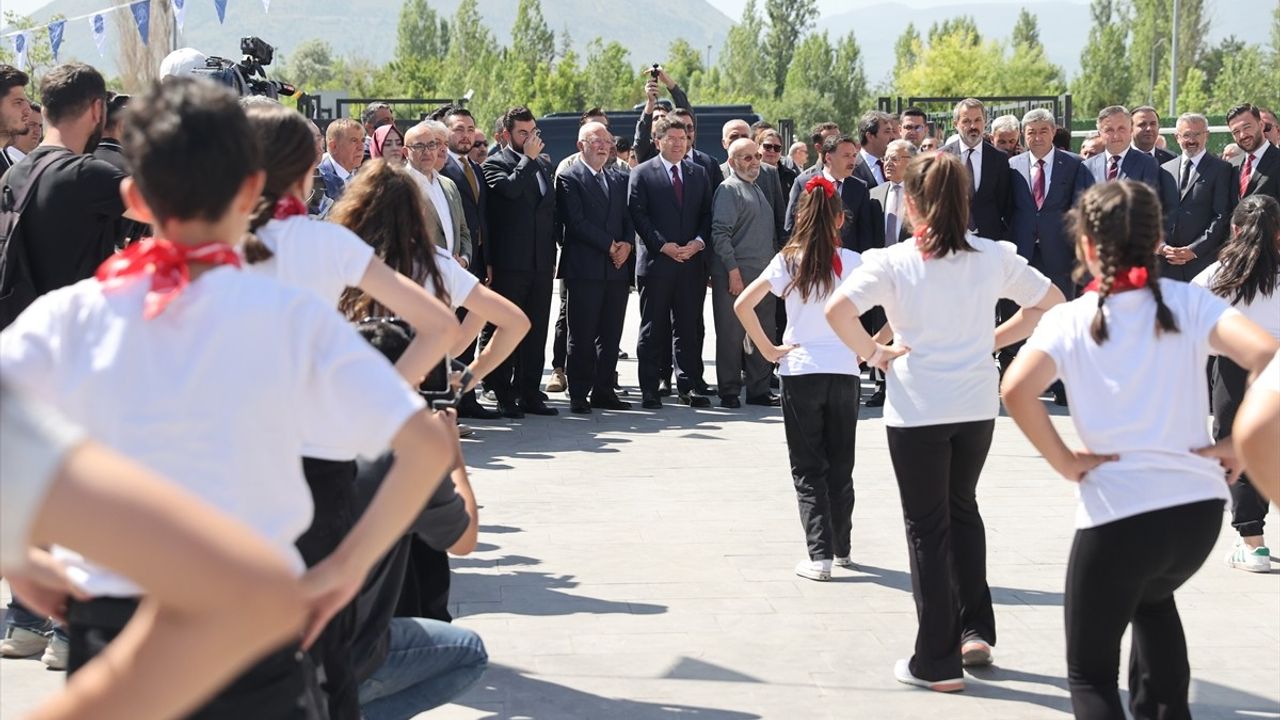 Adalet Bakanı Yılmaz Tunç, Kayseri'de Karne Dağıtımı Gerçekleştirdi