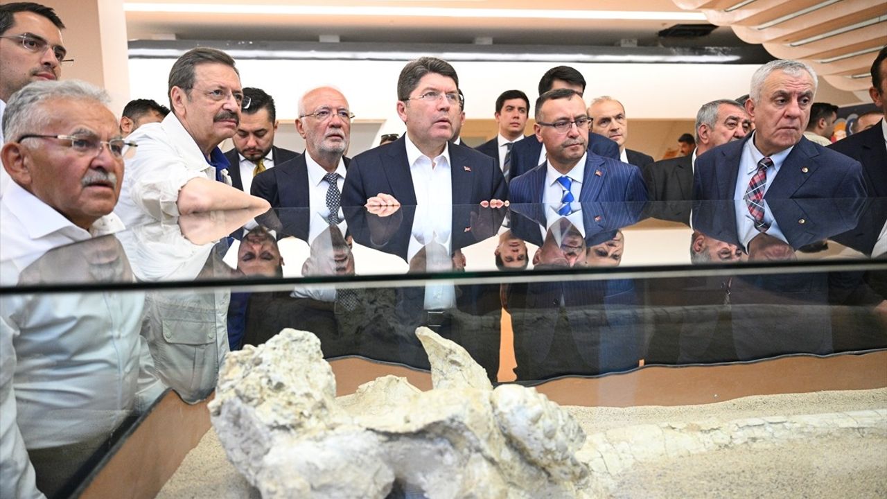 Adalet Bakanı Yılmaz Tunç Kayseri'de Ziyaretlerde Bulundu