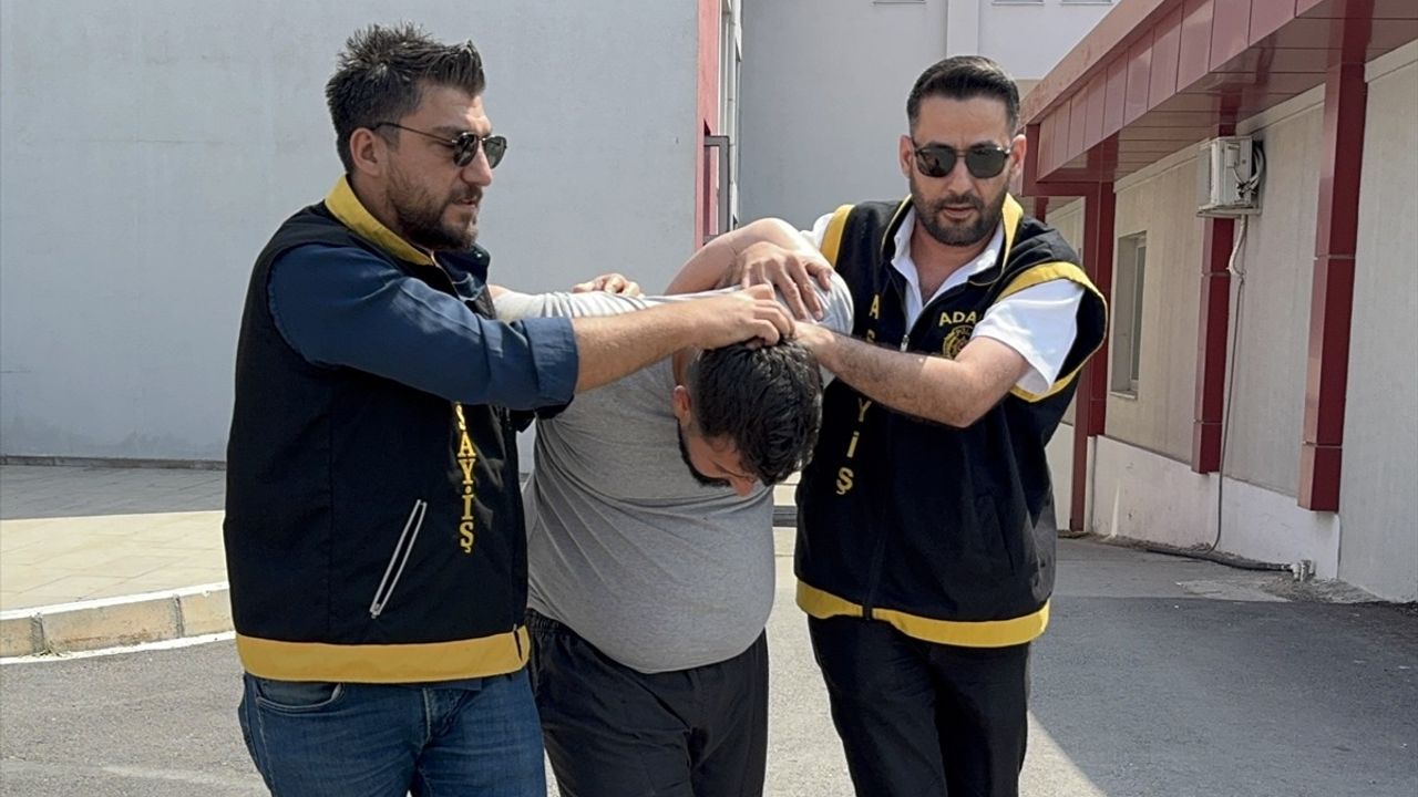 Adana'da Annesini Bıçakla Öldüren Şüphelinin Olay Yerine Gelişi Kameraya Yansıdı