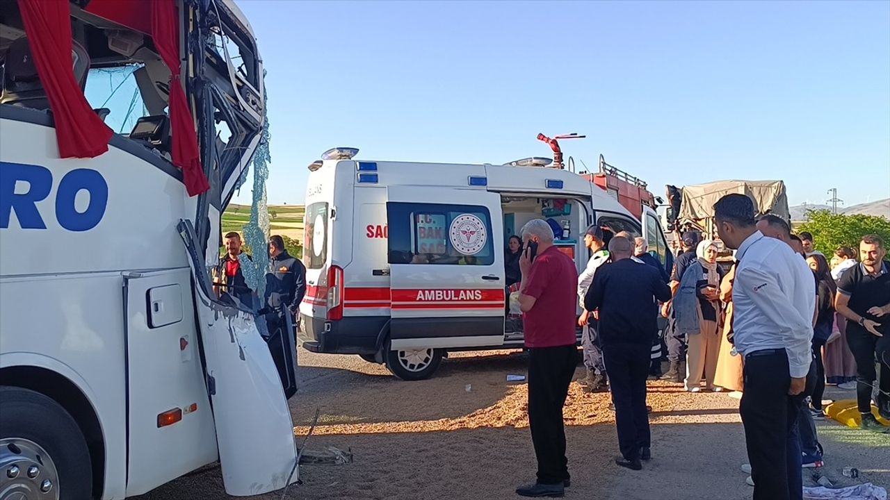 Afyonkarahisar'da Yolcu Otobüsü ile Tır Çarpıştı, 9 Yaralı