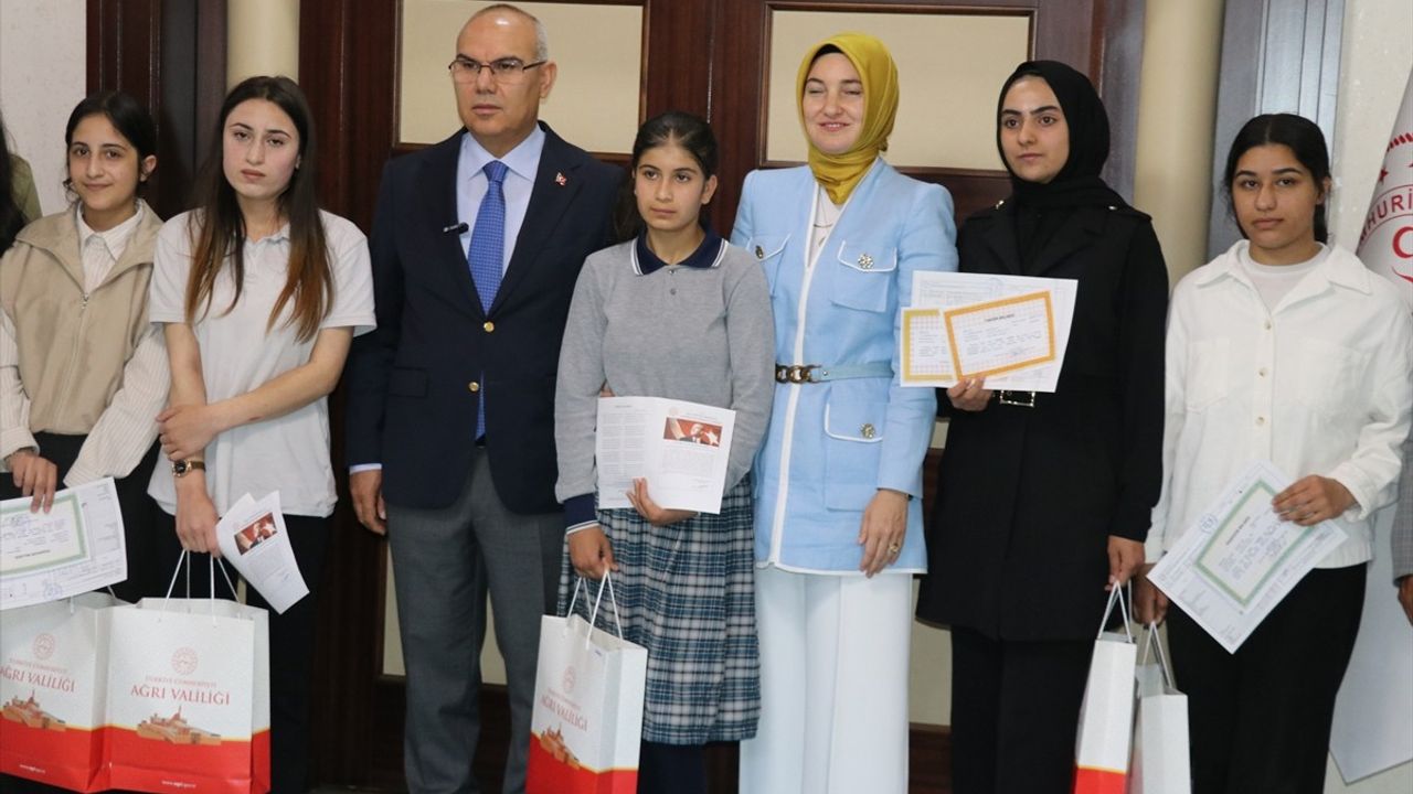 Ağrı'da Öğrenciler Karnelerini Aldı