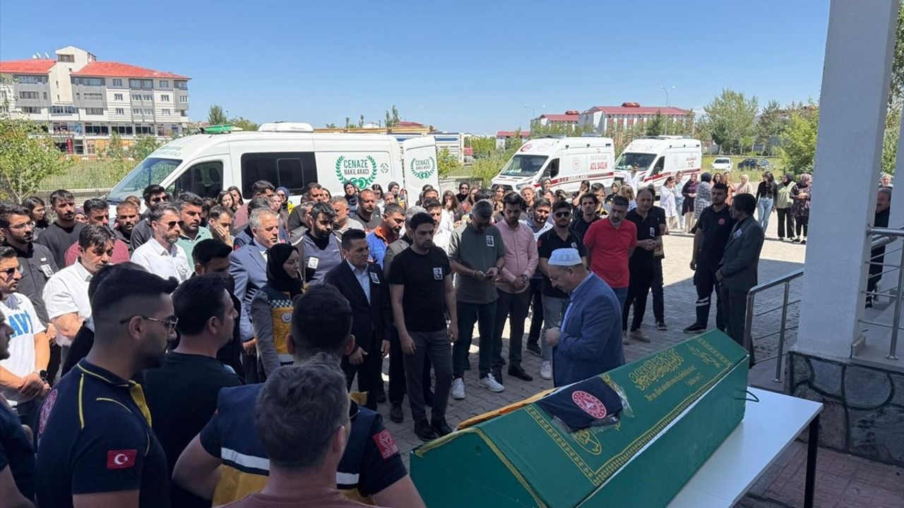 Ağrı'da Trajiik Kaza: Acil Tıp Teknisyeni Hayatını Kaybetti