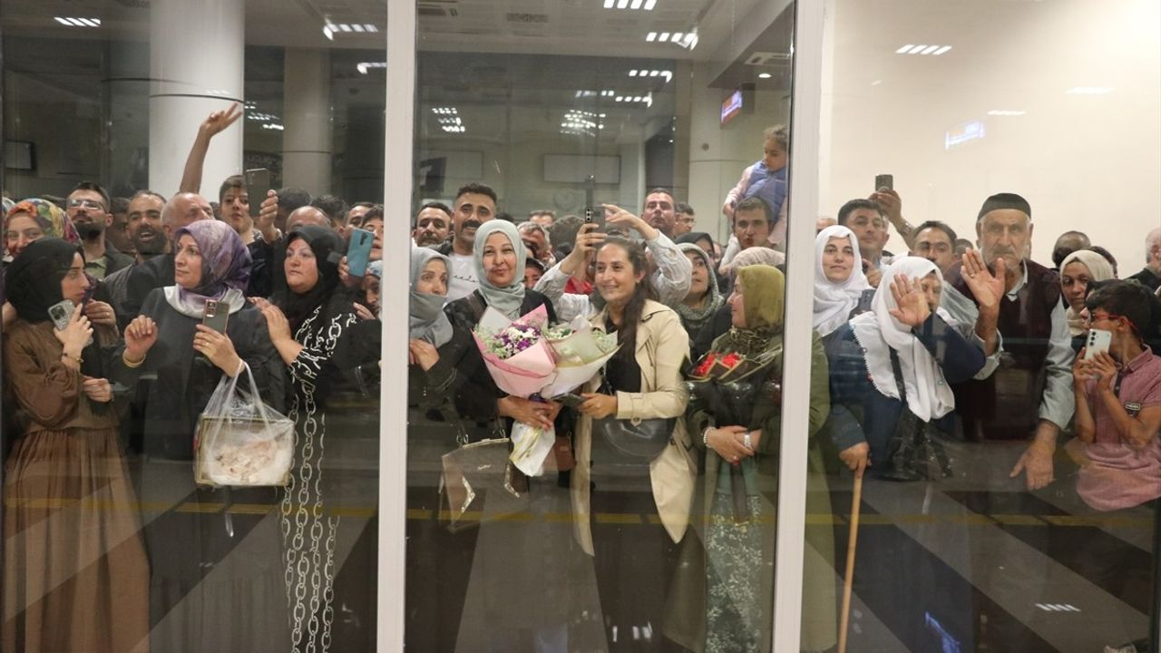 Ağrı'ya Dönüşte Hacılar Coşkuyla Karşılandı