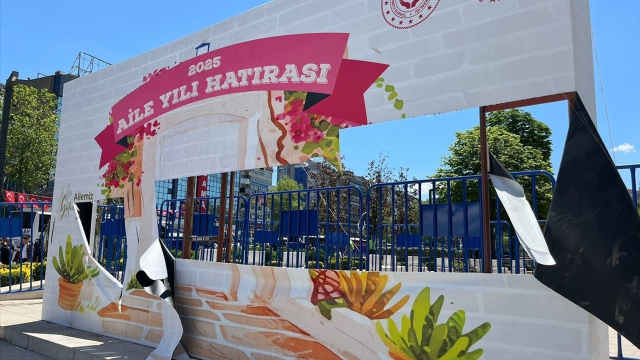 Aile Yılı Pano Olayı: Gençlerle Önemli Görüşme