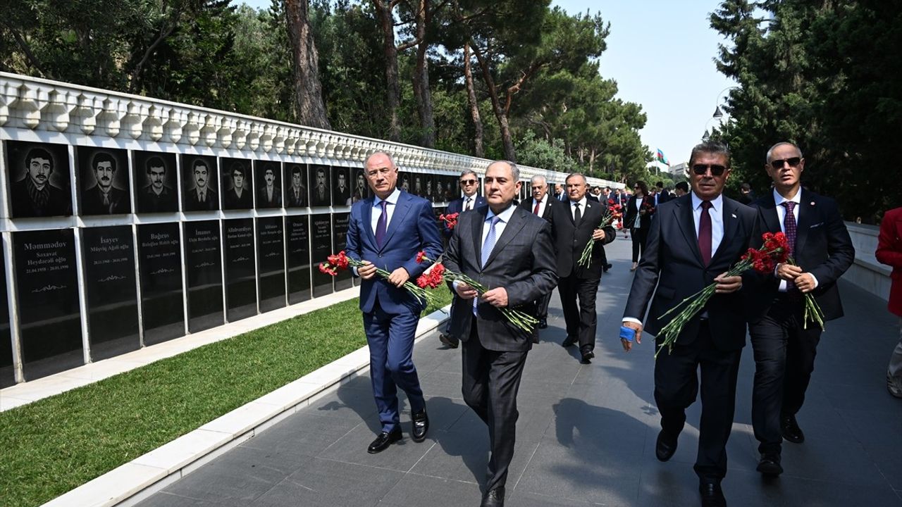 AK Parti Heyeti Bakü'de Şehitlik Ziyareti Gerçekleştirdi