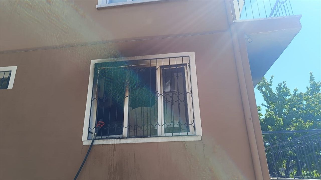 Aksaray'da Apartman Yangını: Mücadele Eden Kişi Dumandan Etkilendi