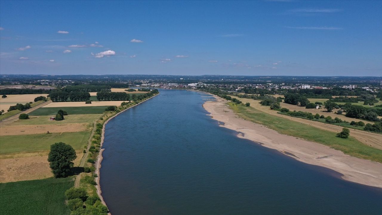 Almanya'da Kuraklık Ren Nehri'ni Zor Durumda Bırakıyor