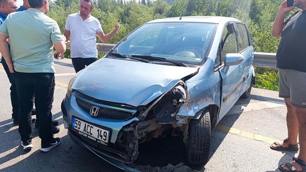 Amasya'da Bariyere Çarpan Otomobilde Dört Yaralı