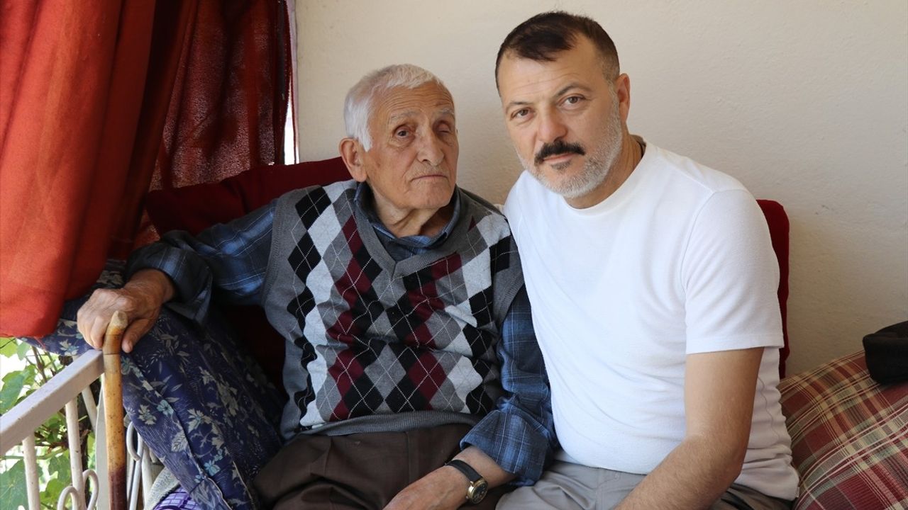 Amasya'da Muhtar, Yaşlıları Ücretsiz Tıraş Ediyor