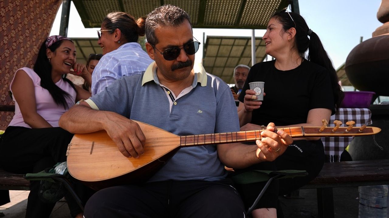 Ankara'da Bayram Coşkusu: Mogan Gölü'nde Harekete Geçen Aileler