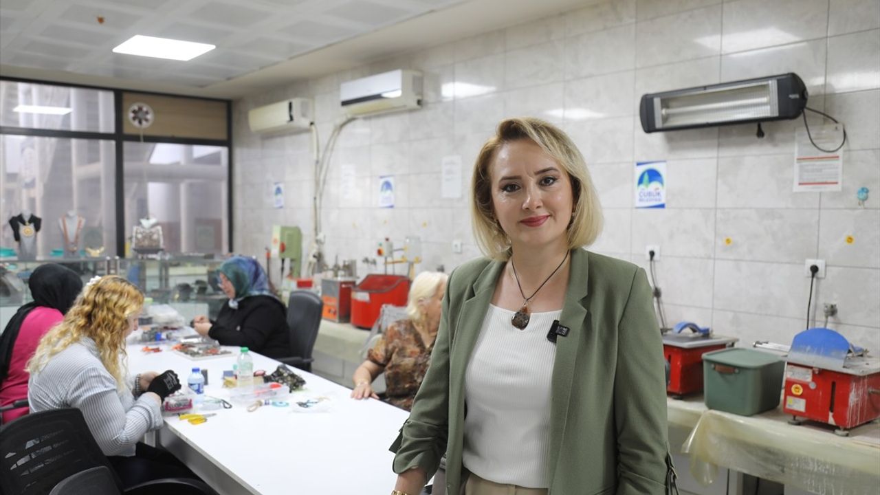 Ankara'da Kadınlar Agat Taşı ile Takı Tasarlıyor