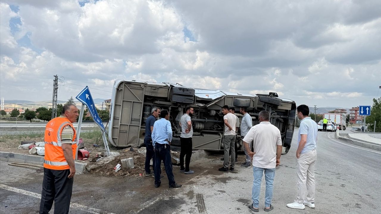 Ankara'da Kamyonet ile Minibüs Çarpıştı: 3 Yaralı