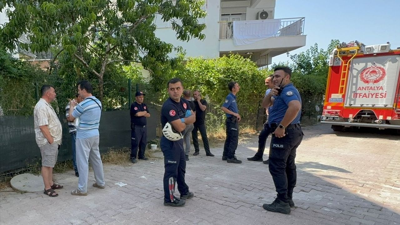 Antalya'da Balkon Çökmesi: Bir İşçi Hayatını Kaybetti