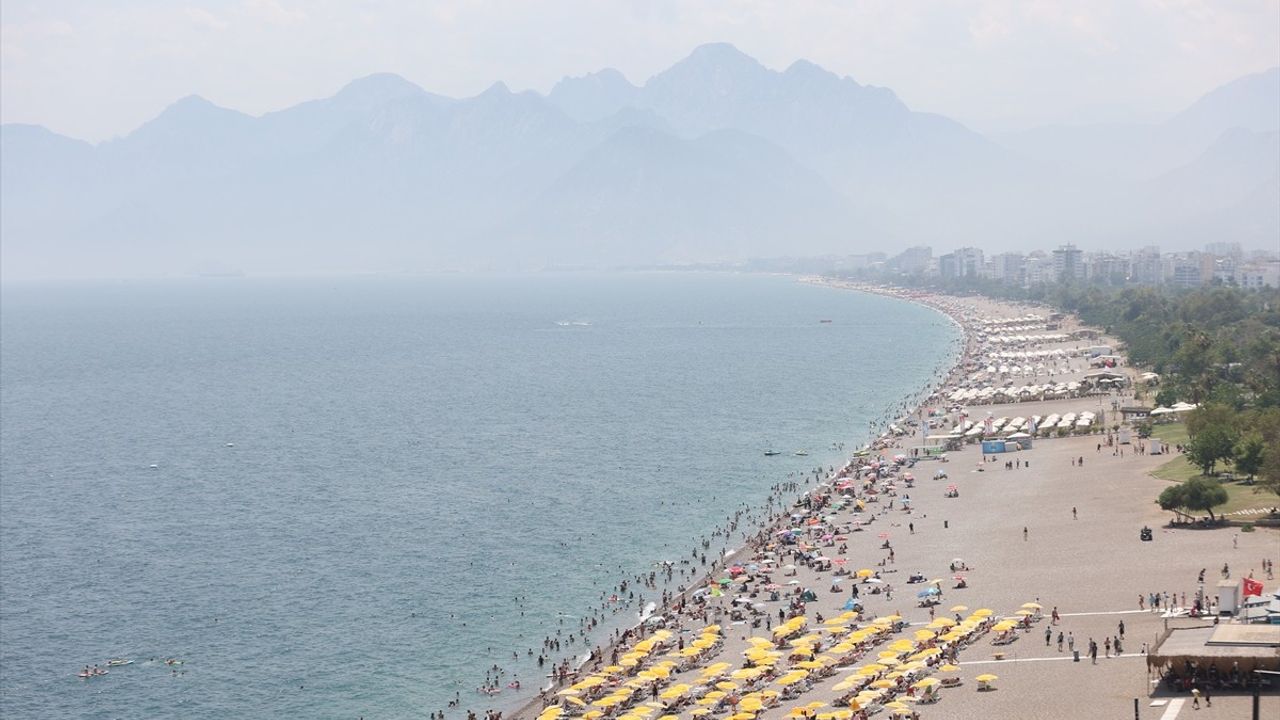 Antalya'da Bayram Yoğunluğu: Sahiller Dolu