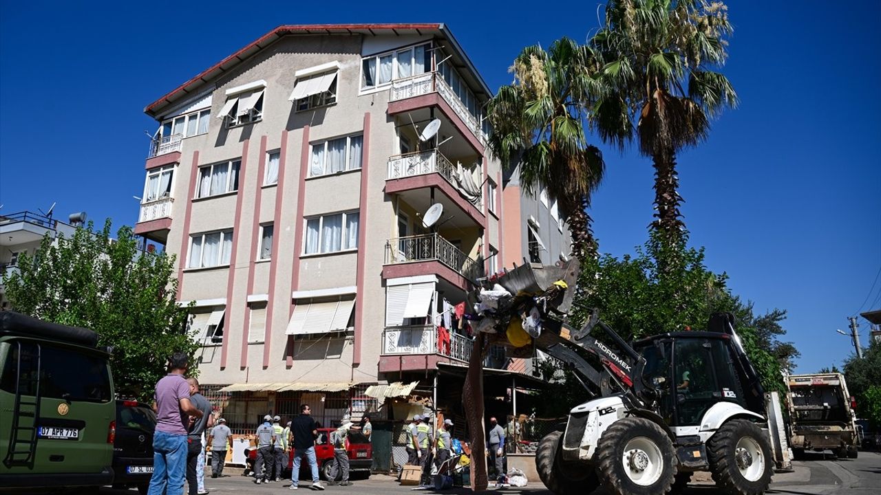 Antalya'da Çöp İstifleme Sorunu: 20 Kamyon Çöp Çıkarıldı
