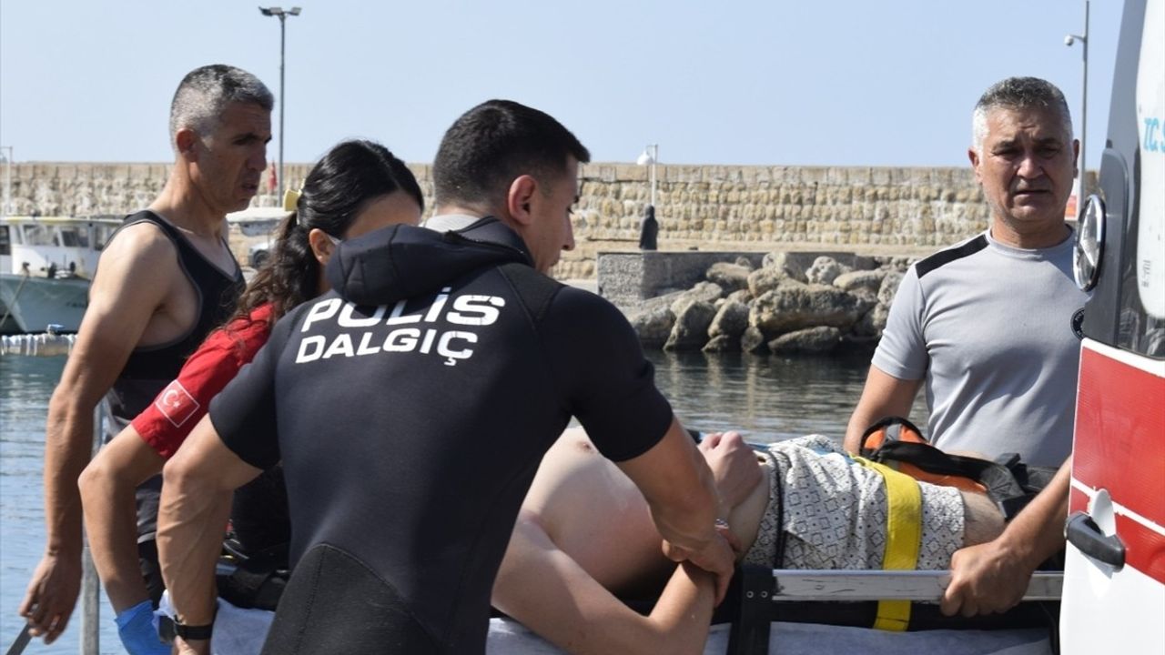 Antalya'da Denizde Fenalaşan Genç Kurtarıldı