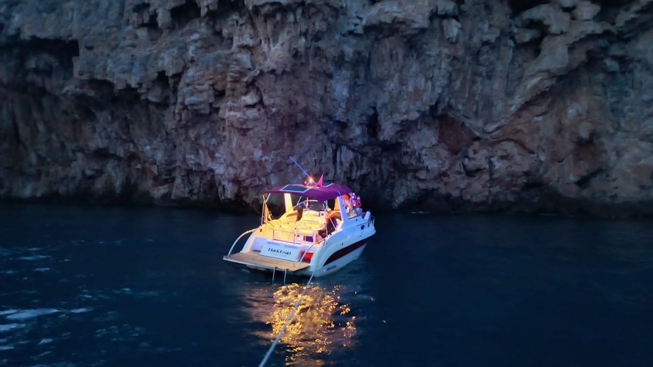 Antalya'da Falezlere Doğru Sürüklenen Teknedeki Üç Kişi Kurtarıldı