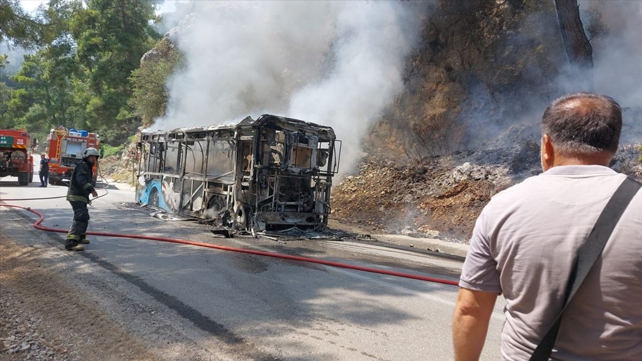 Antalya'da Otobüs Yangını Ormana Sıçradı