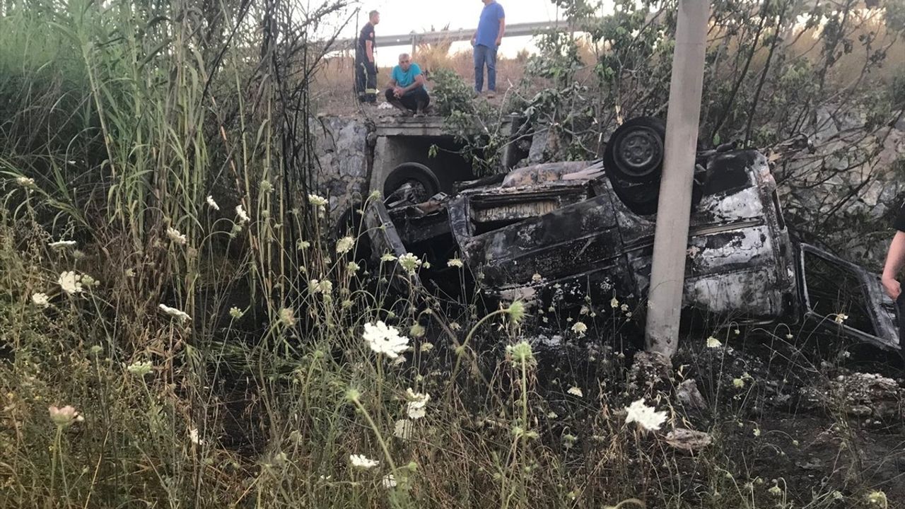 Antalya'da Şarampole Devrilme Kazası: Genç Sürücü Hayatını Kaybetti