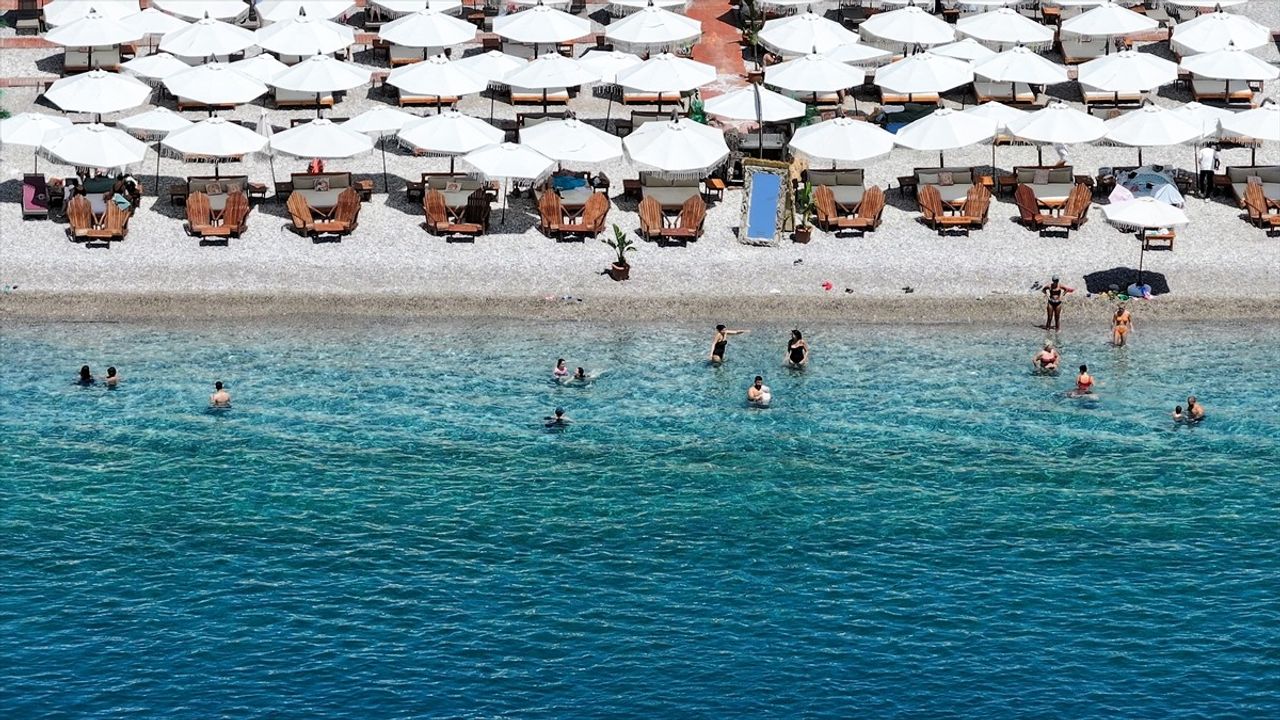 Antalya'da Sıcak Hava Etkisiyle Sahillerde Yoğunluk