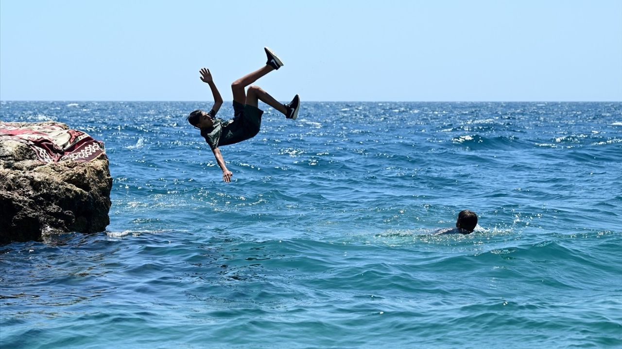 Antalya'da Yüksek Nem ve Sıcak Hava Tatilcileri Etkiledi