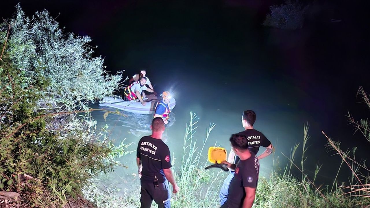 Antalya'da Yükselen Su Seviyesinin Ardından 3 Kişi Kurtarıldı