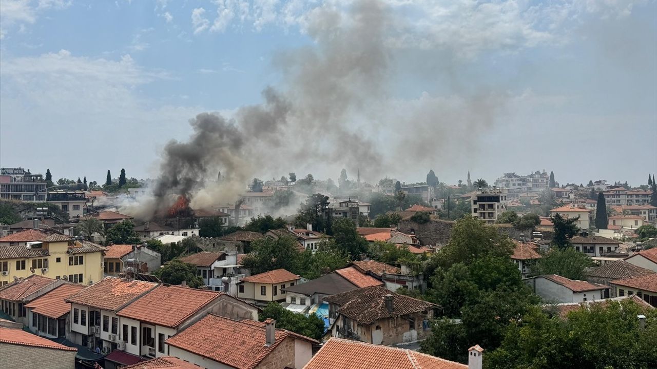 Antalya Kaleiçi'nde Yangın: Ekipler Seferber Oldu