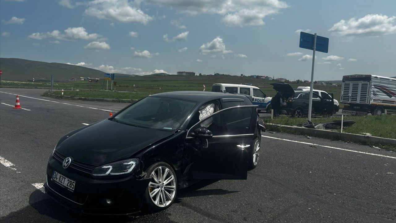 Ardahan'da İki Otomobil Çarpıştı: 4 Yaralı