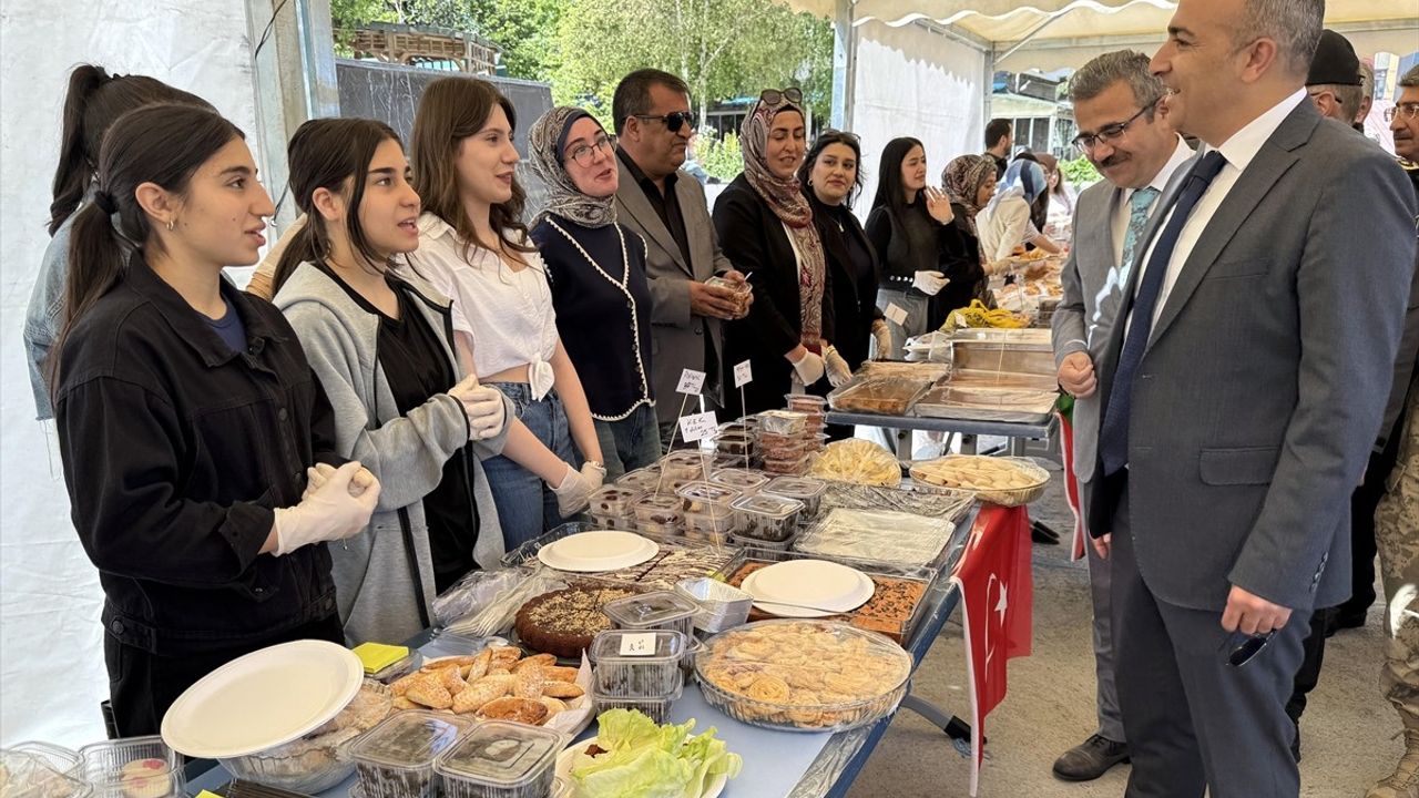 Ardahan'da Öğrenciler Gazze İçin Kermes Düzenledi