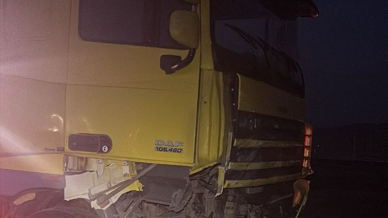 Ardahan'da Tır ile SUV Araç Çarpıştı: 2 Ölü, 2 Yaralı
