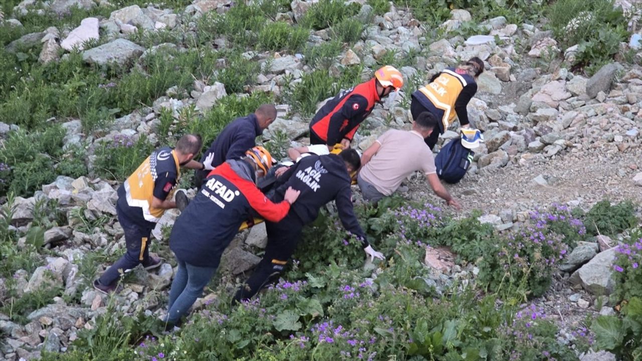 Ardahan'da Uçuruma Yuvarlanan Araçta İki Yaralı