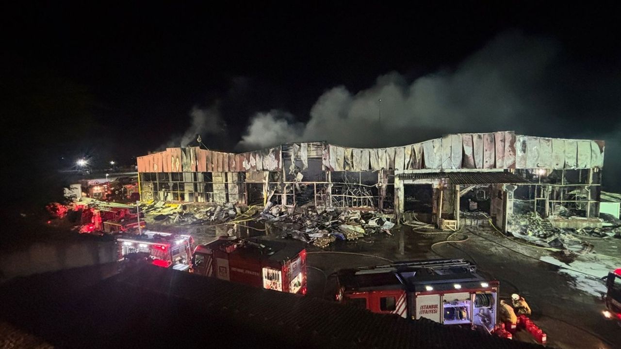 Arnavutköy'deki Lojistik Depoda Yangın Kontrol Altına Alındı
