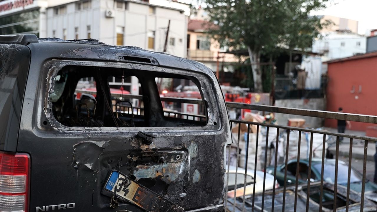 Ataşehir'de Sanayi Sitesinde Yangın: Birçok Araç Zarar Gördü