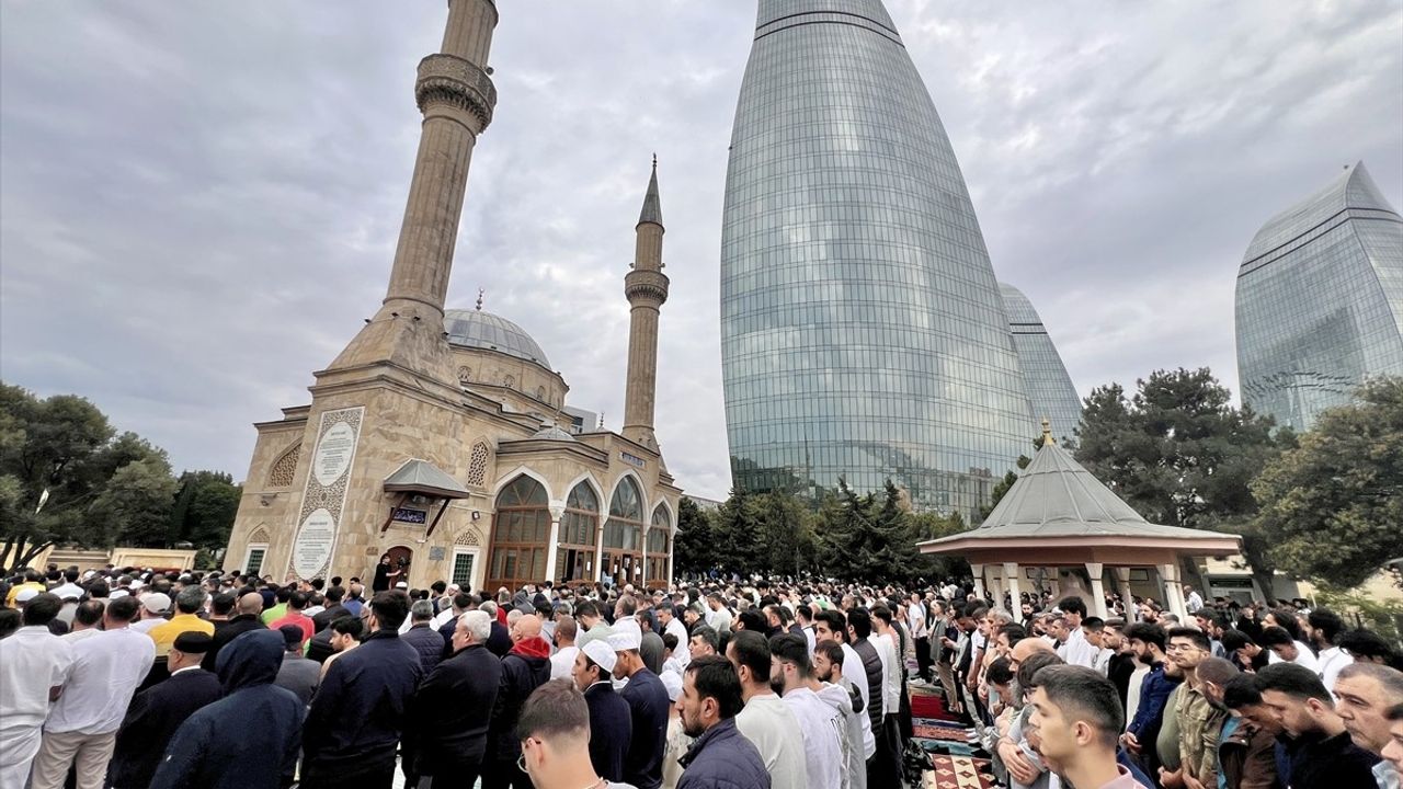 Azerbaycan'da Kurban Bayramı Namazı Coşkuyla Kutlandı