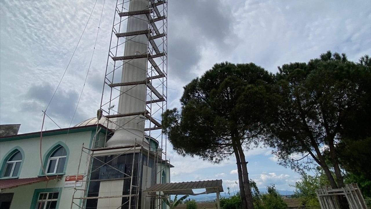 Bafra'da Cami Minaresinden Düşen İşçi Hastaneye Kaldırıldı