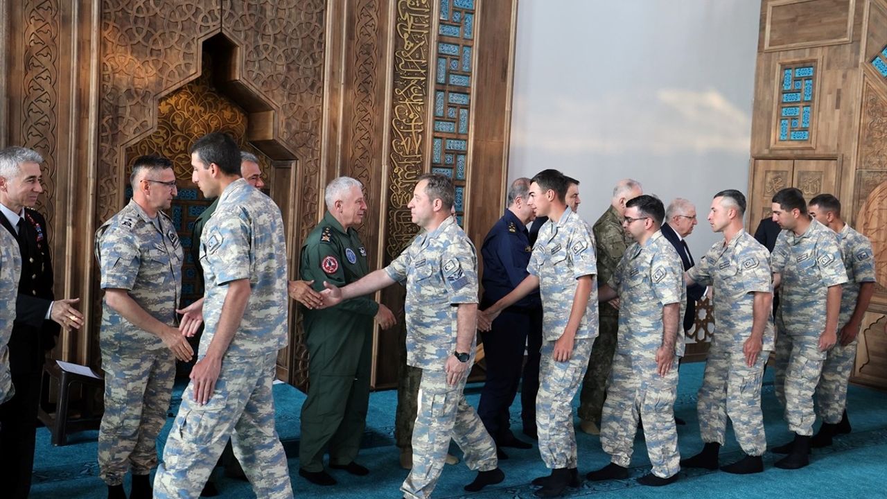 Bakan Güler Kütahya'da Mehmetçikle Bayramlaştı