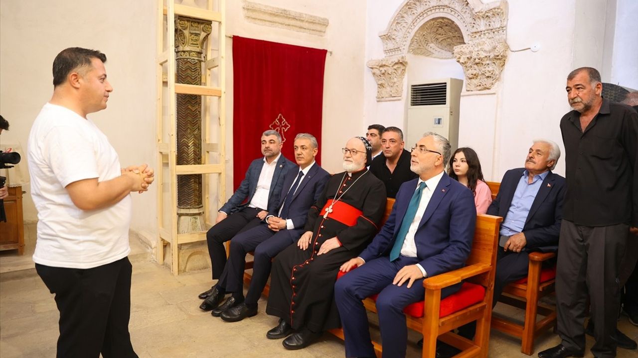 Bakan Işıkhan Mardin'de Deyrulzafaran Manastırı'nı Ziyaret Etti