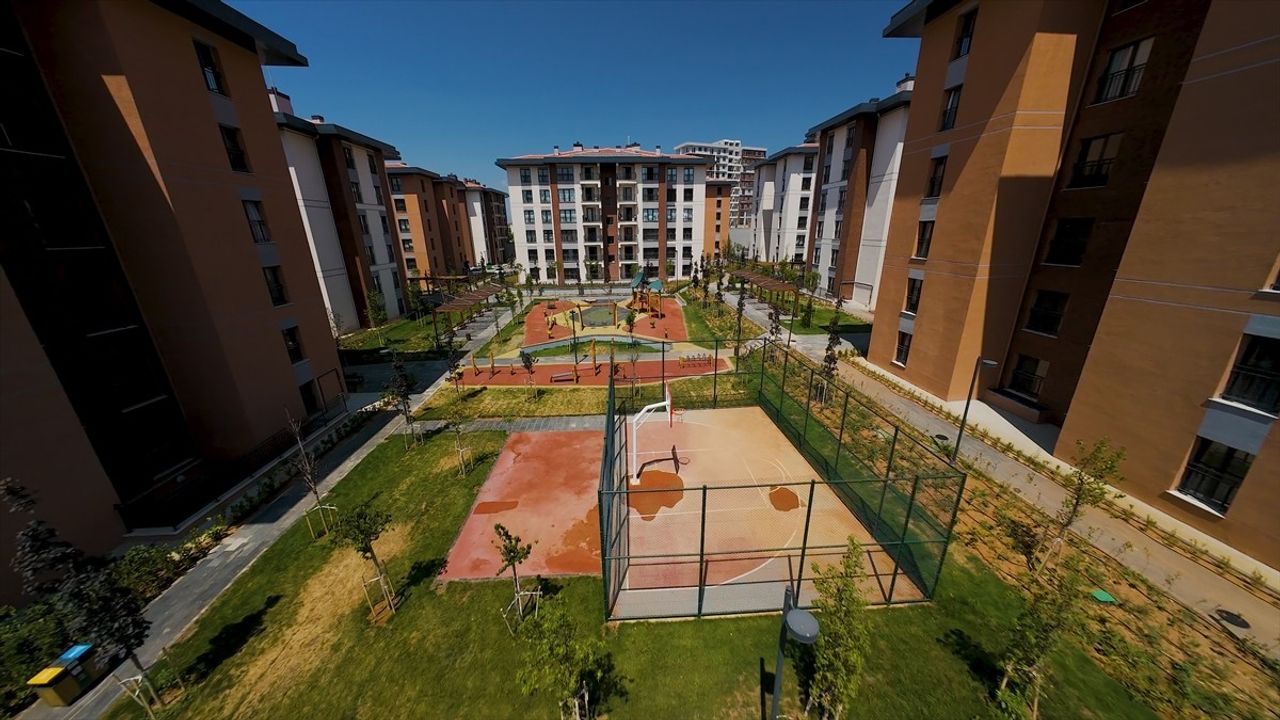 Bakan Kurum, Yeniden İnşa Edilen Azerbaycan Mahallesi’ni Tanıttı