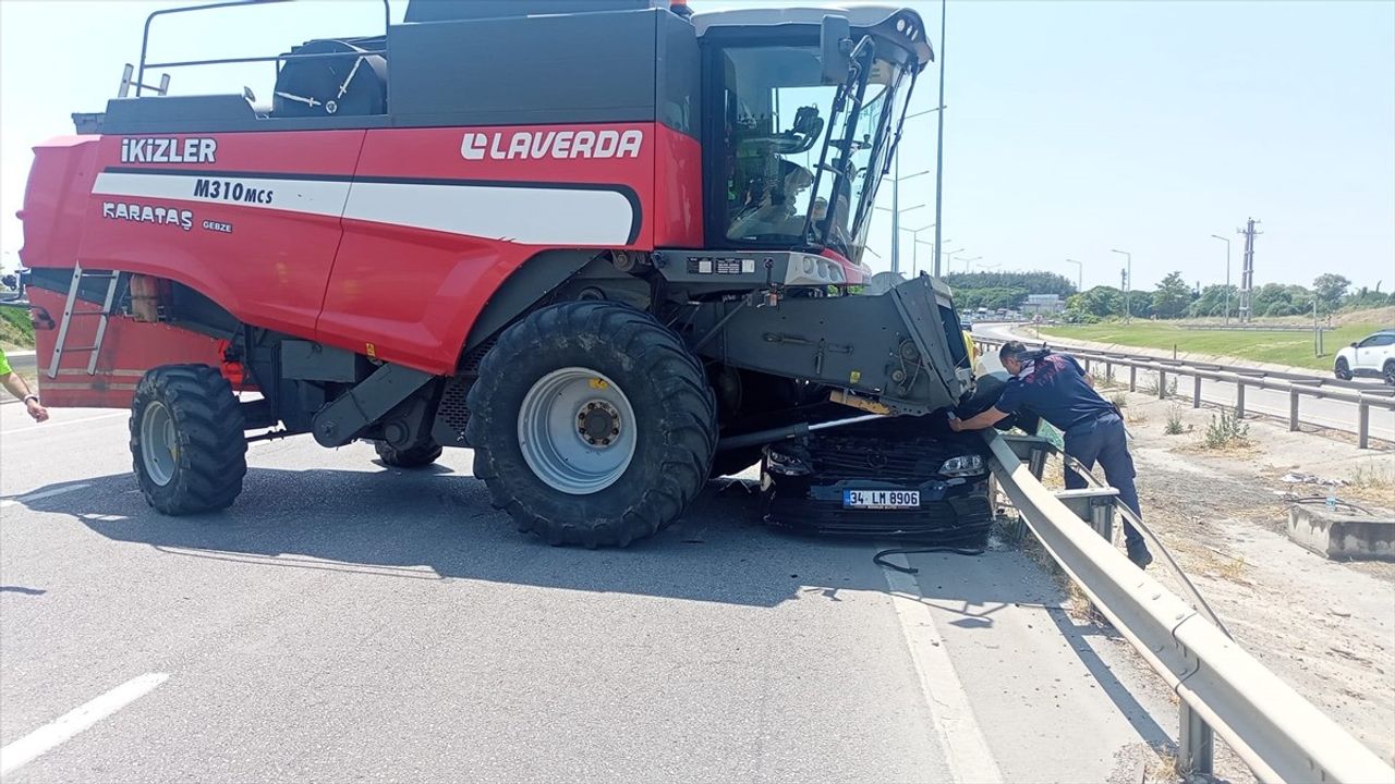 Balıkesir'de Biçerdöver ile Otomobil Çarpıştı
