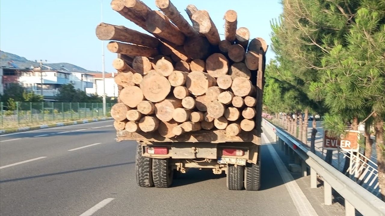 Balıkesir'de Kamyon ve Minibüs Çarpıştı: 6 Yaralı