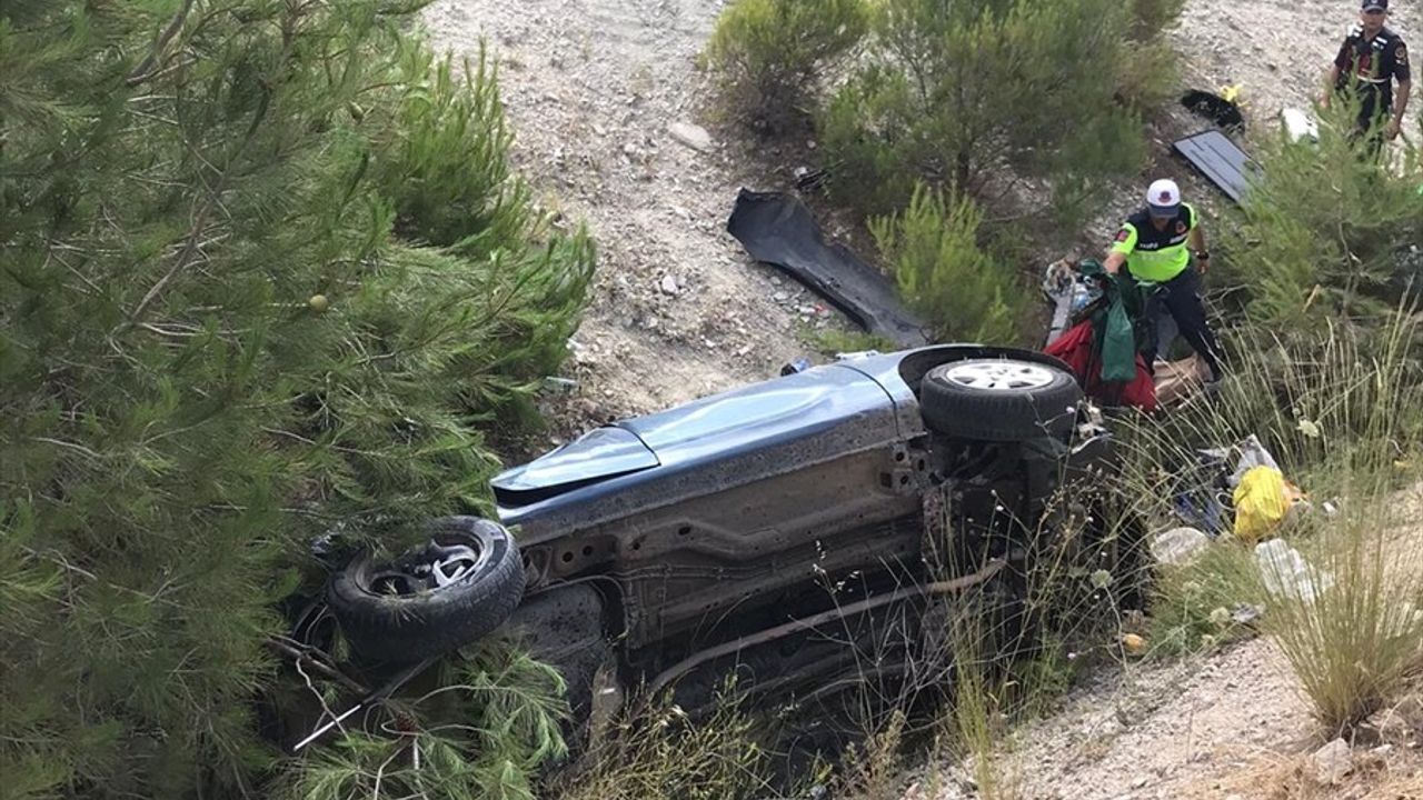 Balıkesir'de Otomobilin Şarampole Devrilmesi: 5 Yaralı