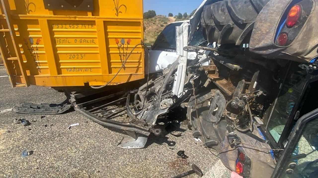 Batman'da Panelvan ile Traktör Kazası: 3 Yaralı